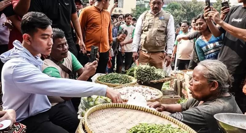 Gibran Blusukan ke Pasar Induk Kramat Jati, Pedagang Keluhkan Harga Cabai