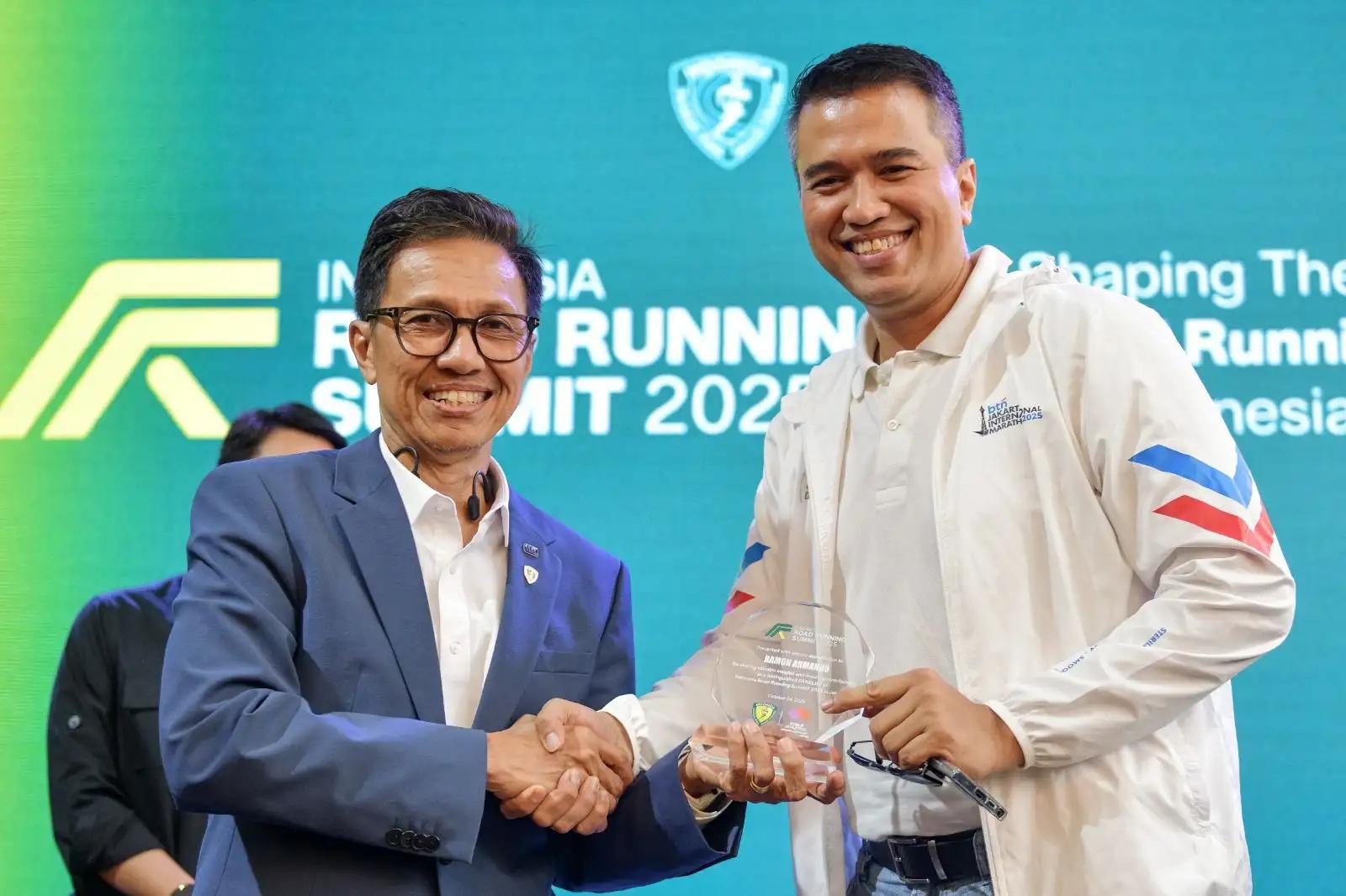 Corporate Secretary PT Bank Tabungan Negara (Persero) Tbk (BTN) Ramon Armando (kanan) bersalaman dengan Ketua Umum PASI Tigor Tanjung (Foto: Dok BTN)
