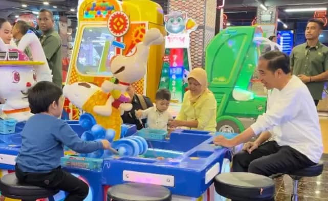 Momen Santai Jokowi Ajak Tiga Cucunya ke Botani Square Mall Bogor