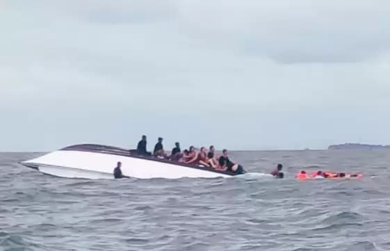 Kapal KM Parikudus  Terbalik Usai Dihantam Gelombang Tinggi di Kepulauan Seribu