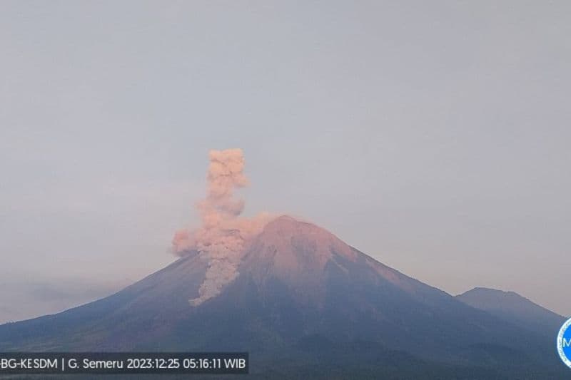 Gunung Semeru Kembali Erupsi: Letusan Setinggi 1 Kilometer