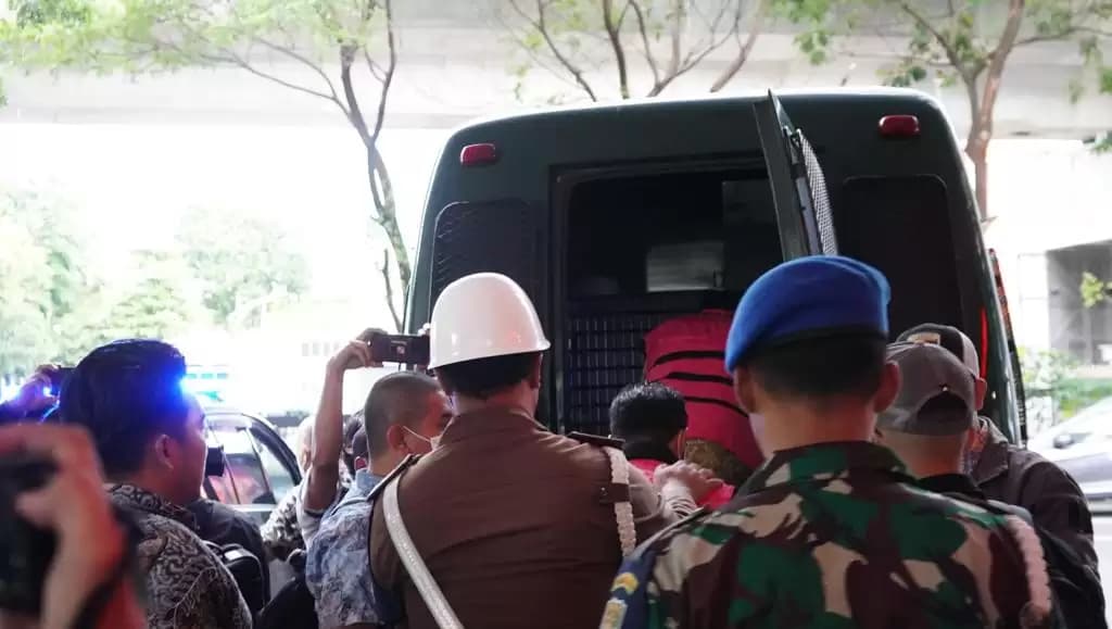 Tersangka digiring masuk ke mobil tahanan Kejaksaan Agung (Kejagung) (Foto: Dok MI)