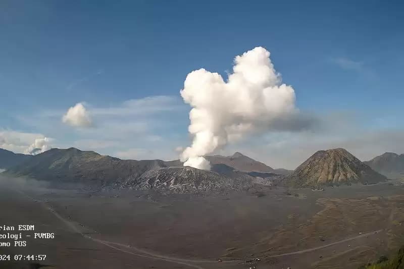 Ada Asap Putih Tebal Membubung Setinggi 700 Meter di Atas Gunung Bromo