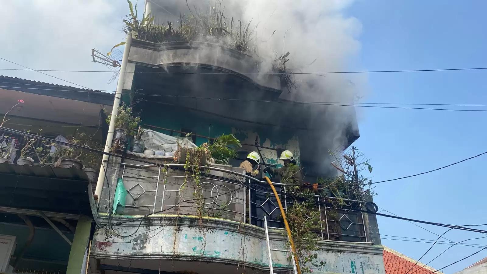 Petugas berupaya padamkan api