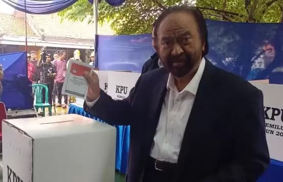 Surya Paloh Nyoblos Didampingi Prananda di TPS 008 Kebayoran Lama