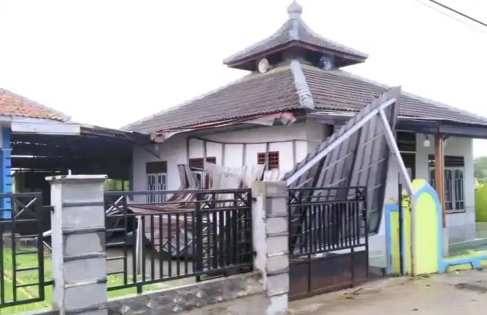 Bagunan rusak akibat Puting beliung