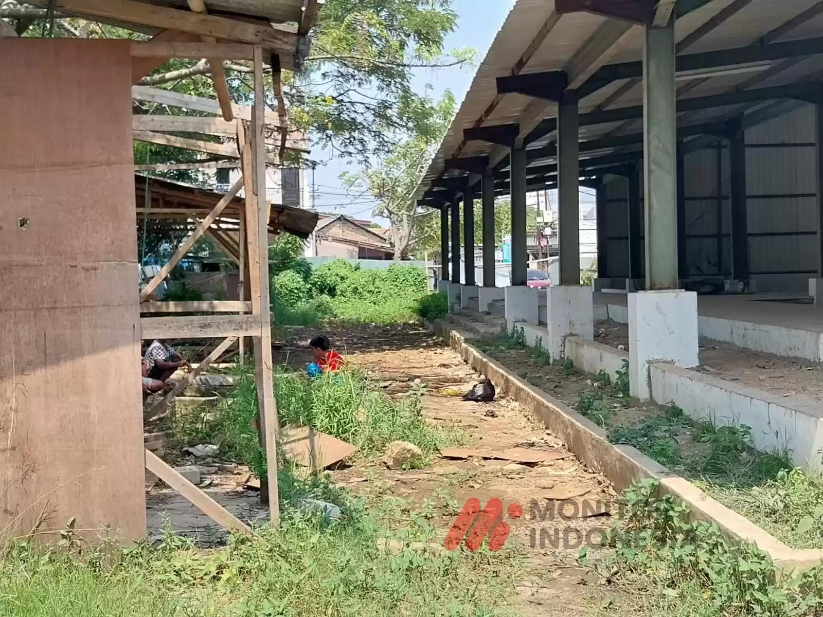 Bangunan GOR sebelah timur ini tIdak jelas progresnya sampai sekarang pemanfaatan dalam gedung disalahgunakan anak-anak remaja tempat mesum dan transaksi narkoba. Lurah Tanah Tinggi Didin sudah dapat info dari warga (Foto: Dok MI/Selamat Saragih)