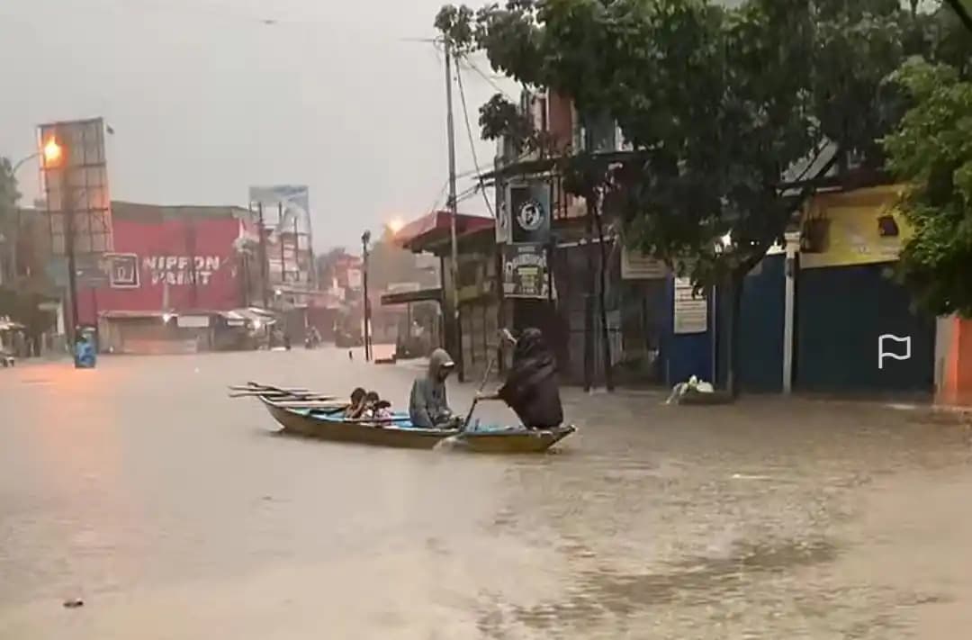 Banjir di Jalan Raya Dayeuhkolot, Kabupaten Bandung, Kota Bandung, Jawa Barat