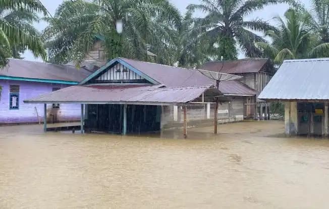 Banjir merendam pemukiman penduduk