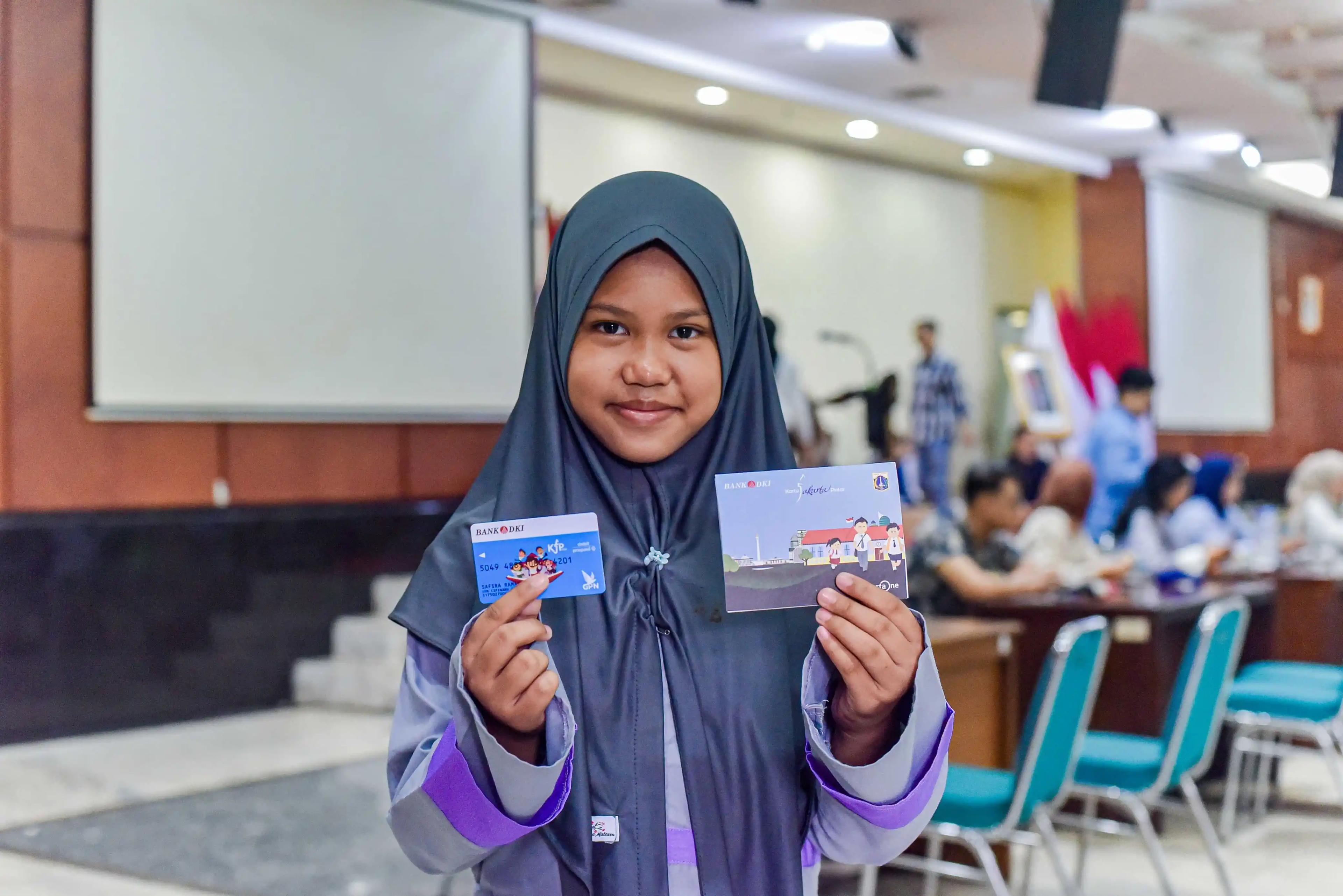 Bank DKI Menyalurkan Kartu Jakarta Pintar (KJP) Plus Tahap I 2025 untuk 43.502 Siswa