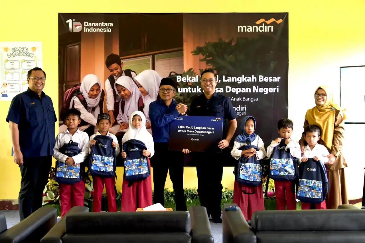 Bank Mandiri bagikan ribuan tas sekolah kepada siswa SD dan sederajat di berbagai wilayah Indonesia