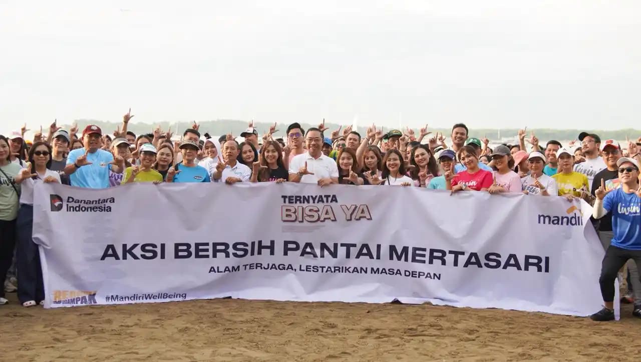 Bank Mandiri menggelar aksi bersih di Pantai Bali-Nusa Tenggara