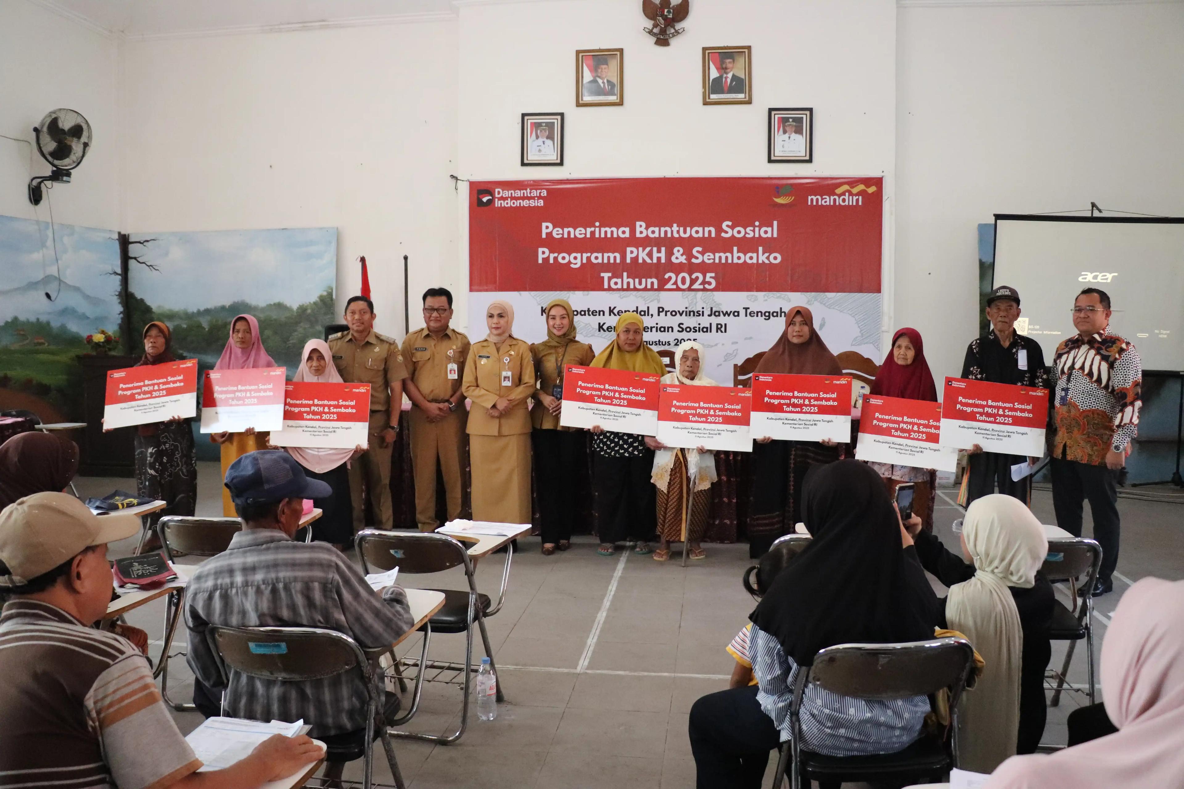 Bank Mandiri menyalurkan bansos melalui skema Program Sembako dan PKH