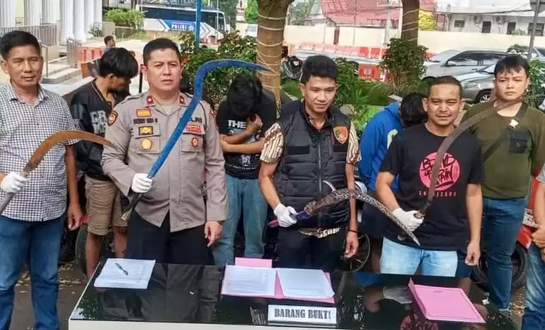 barang bukti senjata tajam milik anggota kelompok berandal bermotor
