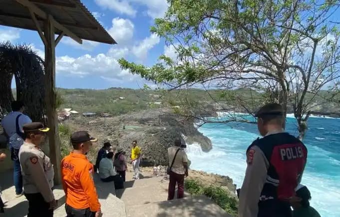 Basarnas Bali dan tim gabungan saat melakukan pencarian wisman India yang hanyut di Pantai Billabong