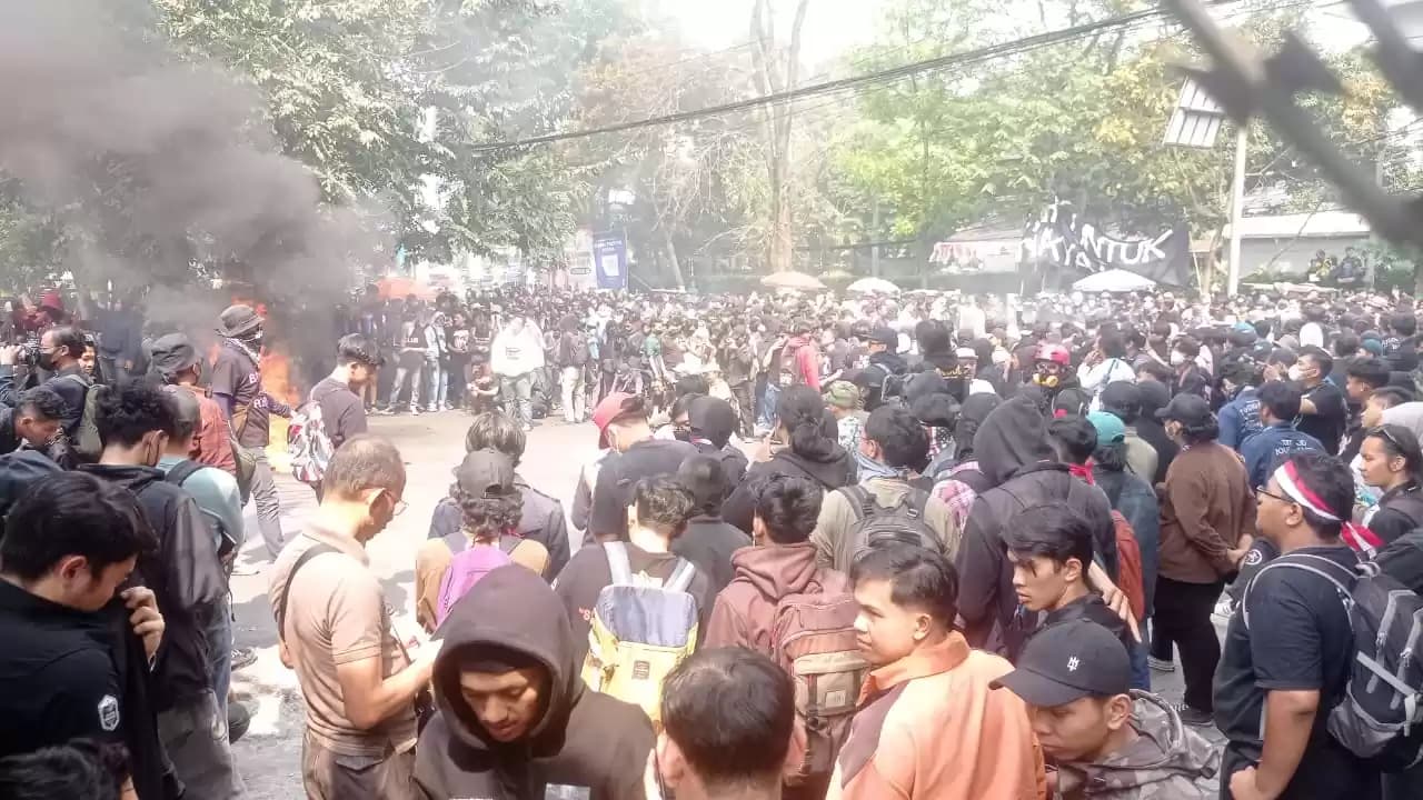 BEM SI Jabar Unras di Depan Gedung DPRD Jabar Hari Ini