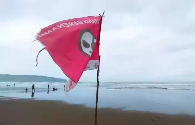 Bendera larangan berenang dipasang di kawasan zona bahaya