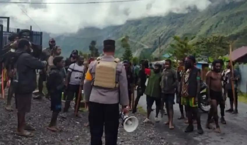 Bentrokan antar dua kelompok massa pendukung paslon pilkada di Puncak Jaya
