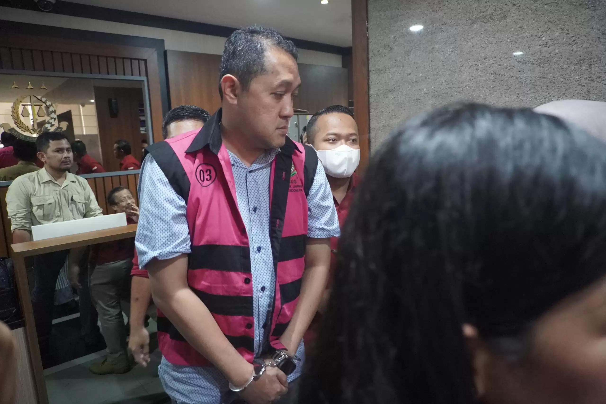 Melawan hukum dan tanpa kewenangan telah melekatkan logam mulia milik swasta dengan merek LM Antam