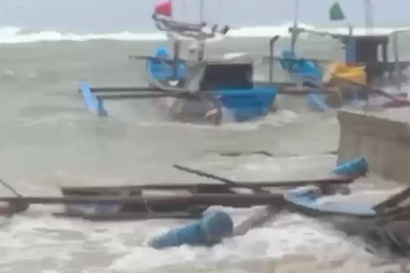 100 Perahu Nelayan Pantai Ujunggenteng Sukabumi Rusak Akibat Banjir Rob