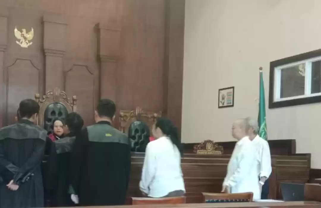 Biksuni Eva (paling kiri) saat menjalani sidang di Pengadilan Negeri Jakarta Utara beberapa waktu lalu