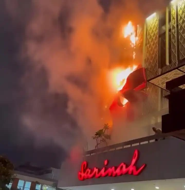 Billboard Elektronik di Gedung Sarinah Terbakar