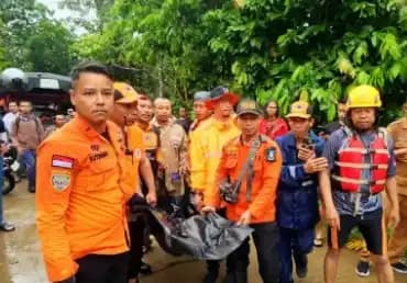 Bocah SD Hanyut di Baros