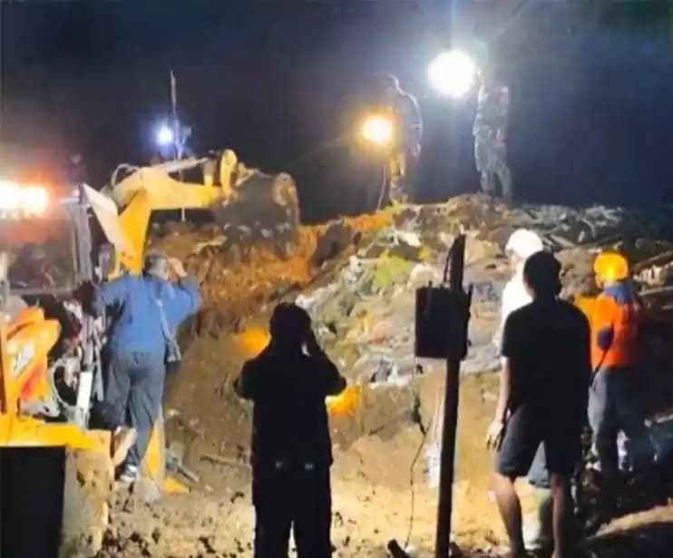 BPBD Kabupaten Blitar Lakukan Pencarian Korban Diduga Tertimbun Longsor di Desa Bumirejo