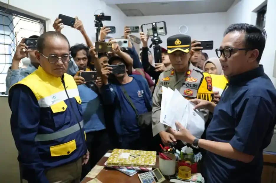 BPH Migas bersama aparat penegak hukum menyegel sebuah SPBU di Kabupaten Jember, Jawa Timur