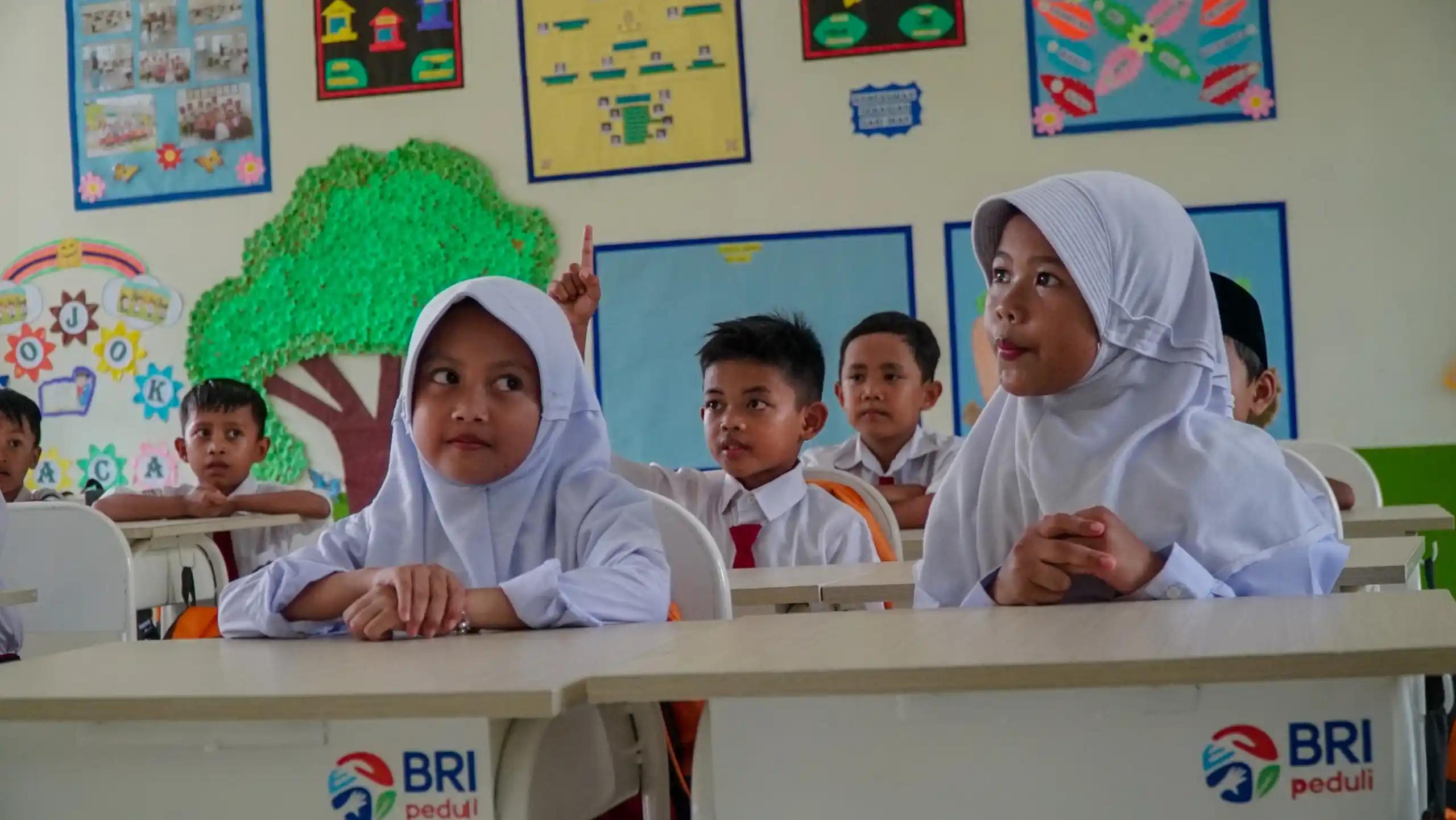 BRI Salurkan Bantuan Beasiswa bagi Pelajar