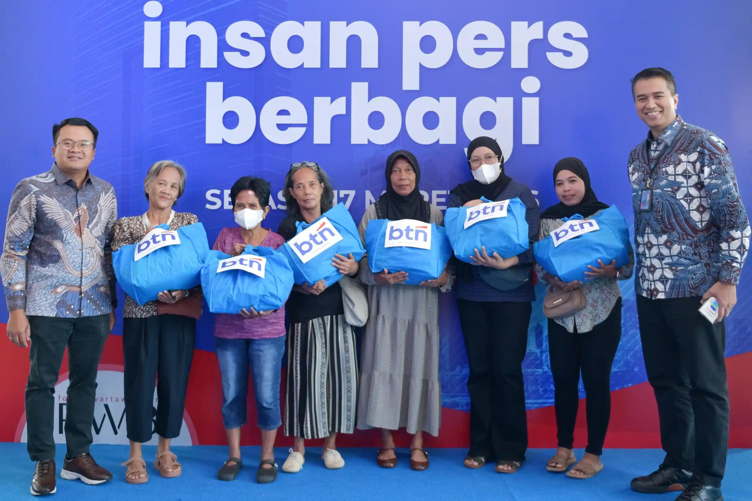 BTN bersama Forum Wartawan BTN menyalurkan paket sembako kepada masyarakat di wilayah Jabodetabek