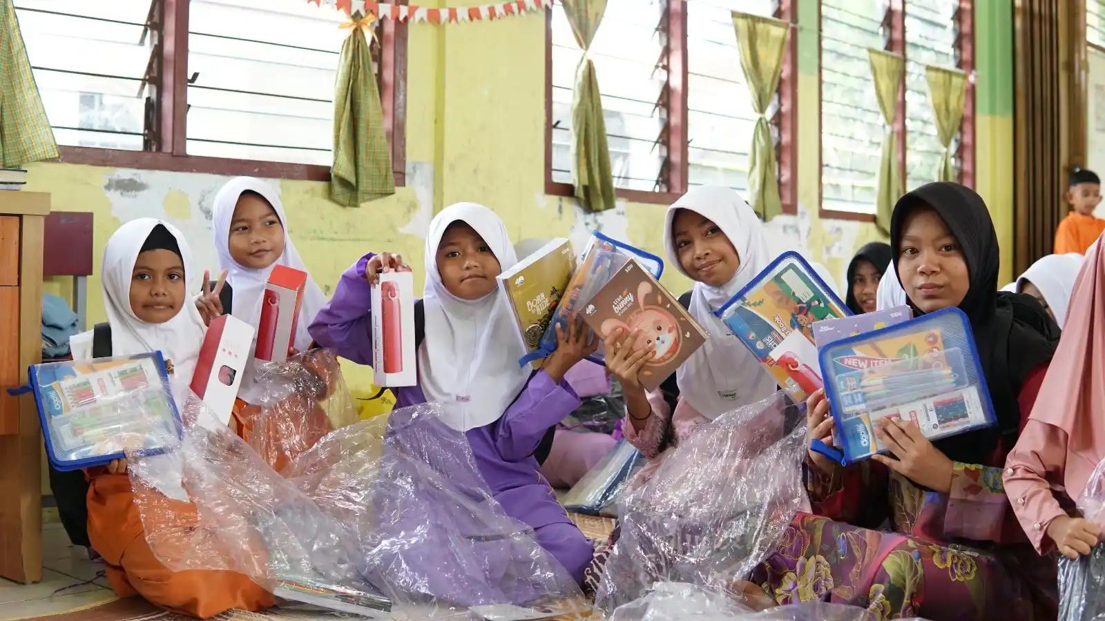 BTN menyalurkan paket perlengkapan sekolah bagi siswa melalui program Danantara untuk Generasi Emas