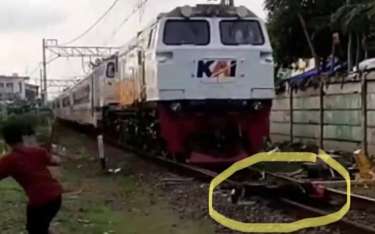 Mengerikan! Seorang Pria Nekat Bunuh Diri di Perlintasan Kereta Senen, Kakinya Putus!