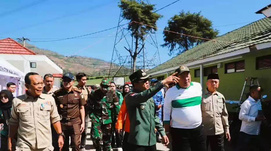 Bupati Bandung, Dadang Supriatna bersama Anggota DPR RI, Cucun Ahmad Syamsurijal