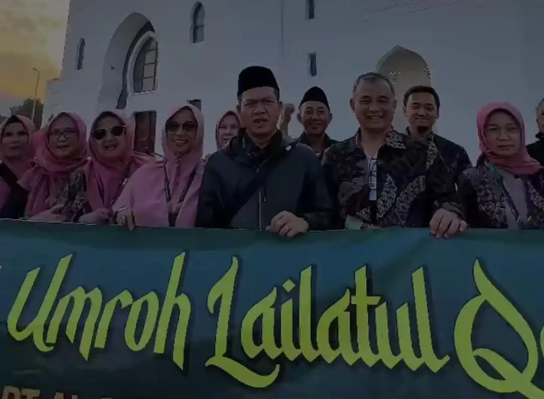 Bupati Bandung, Dadang Supriatna saat sedang melaksanakan ibadah umroh bersama keluarga