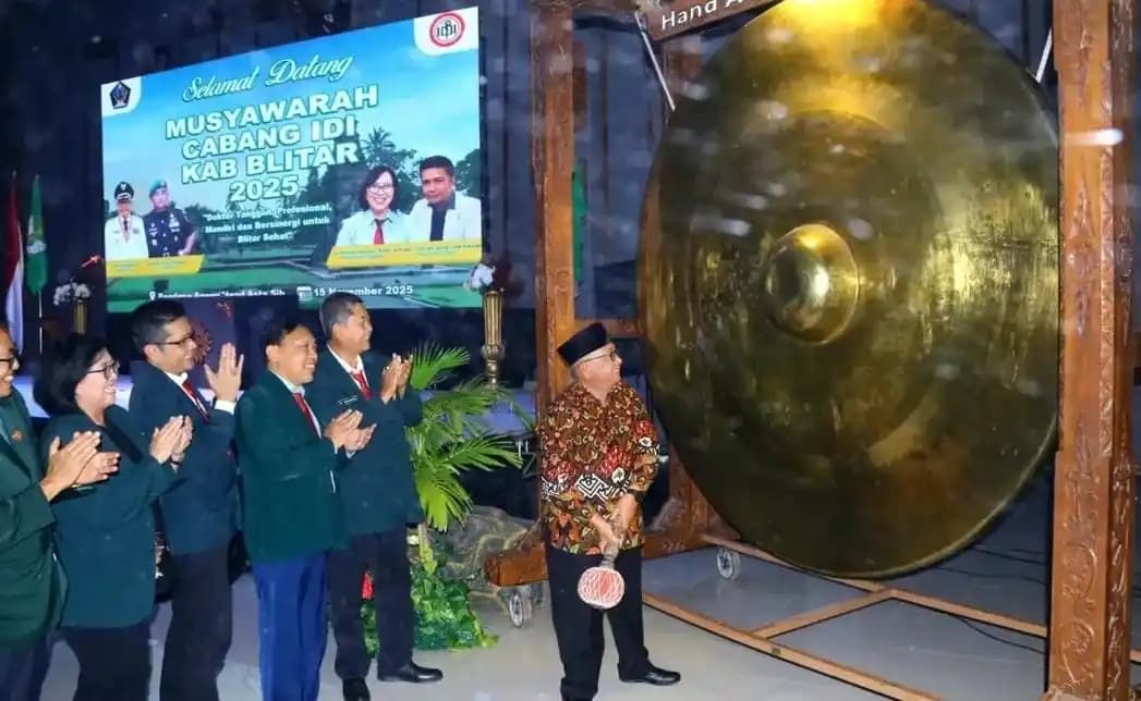 Bupati Blitar Rijanto memukul gong menandai dimulainya Muscab IDI Blitar Raya