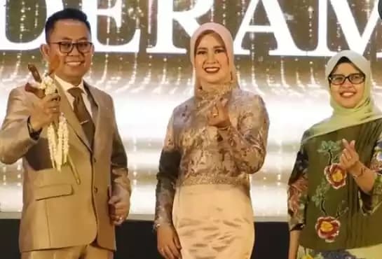 Bupati Blitar Rini Syarifah bersama Kepala Bidang Hubungan Media dan Kehumasan pada Penerapan Hukum Kejaksaan Agung di Jakarta, Agus Kurniawan.