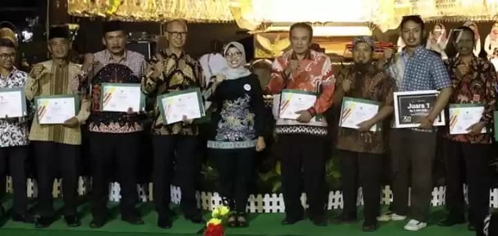Bupati Blitar Rini Syarifah, bersama masyarakat penerima penghargaan