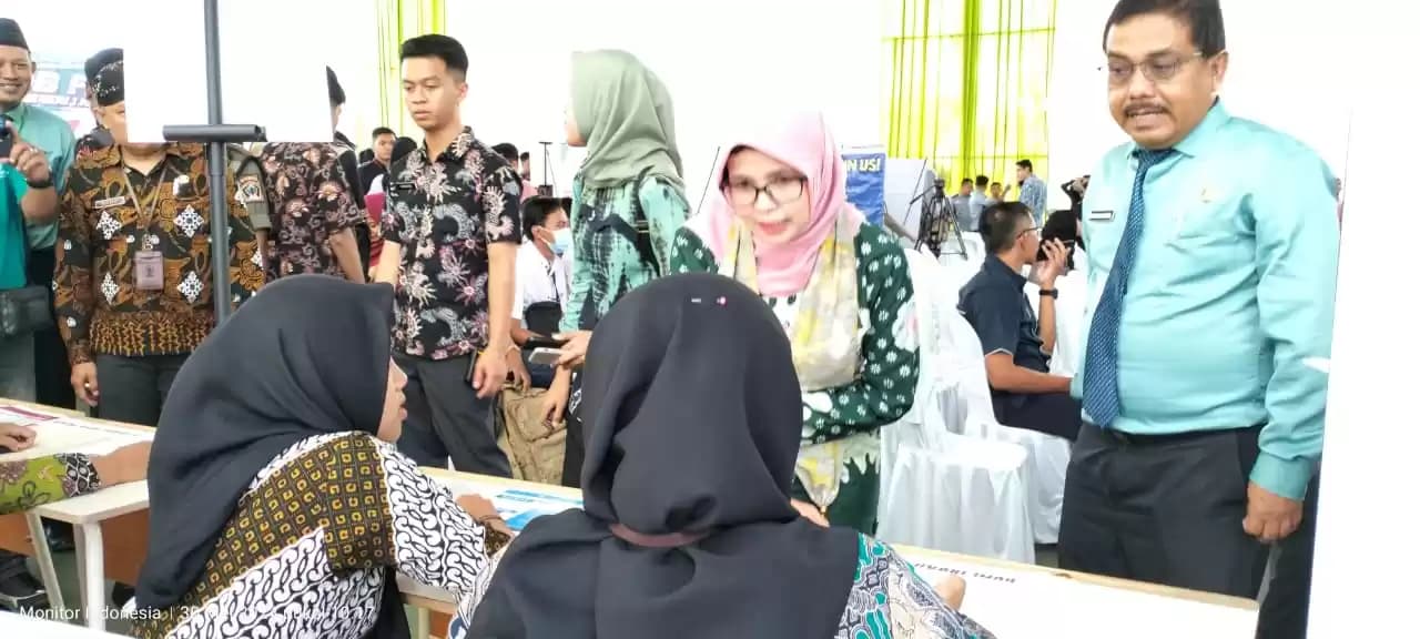 Bupati Blitar Rini Syarifah, melakukan peninjauan di stand perusahaan yang turut berpartisipasi dalam Job Fair/Bursa Kerja 2024.
