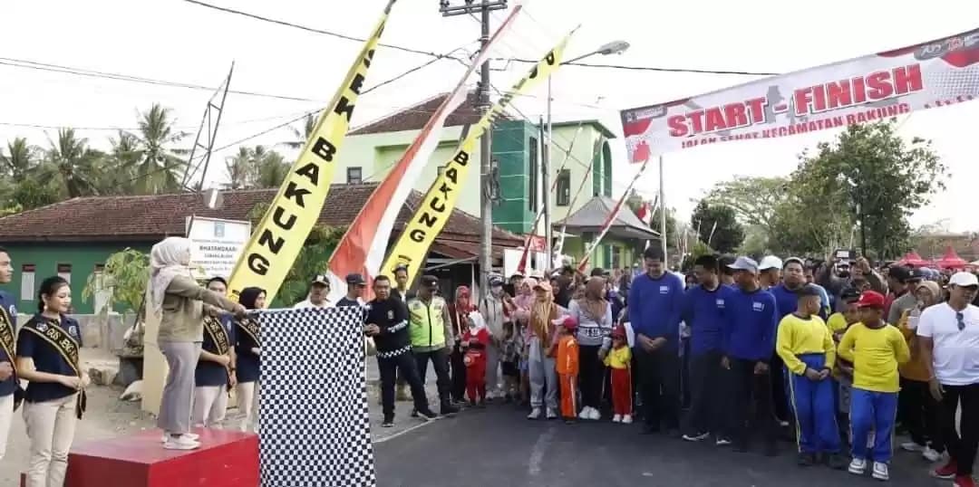 Bupati Blitar Rini Syarifah, saat memberangkatkan peserta Jalan Sehat dan Fam Trip Wisata Bakung