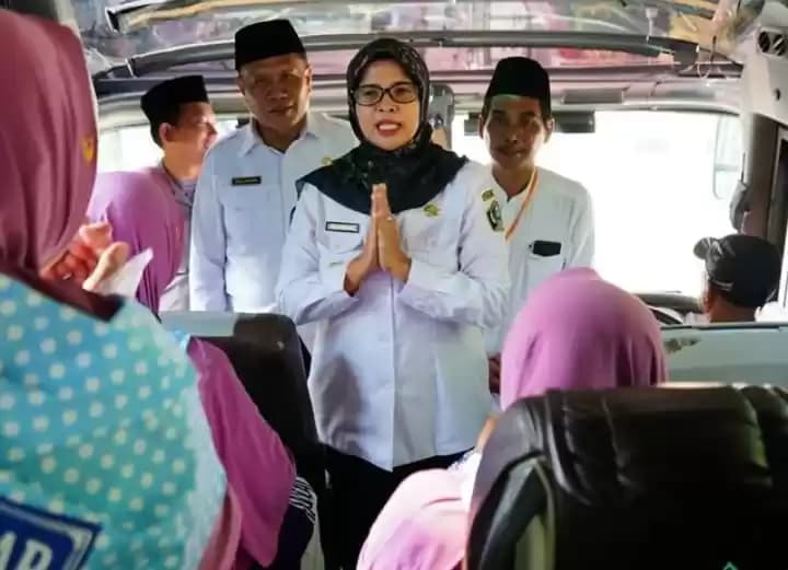 Bupati Blitar Rini Syarifah, saat menyapa calon jemaah haji dengan didampingi Sekda Izul Mahrom.