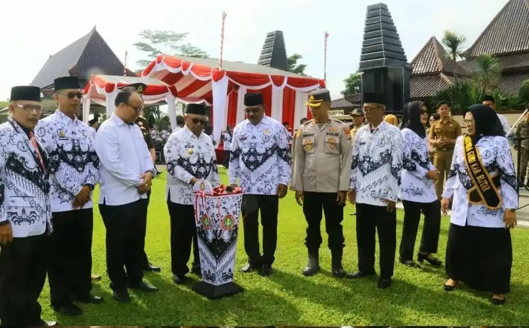 Bupati Blitar Tegaskan Peran Strategis Guru pada Peringatan HUT PGRI ke-80 dan Hari Guru Nasional 2025