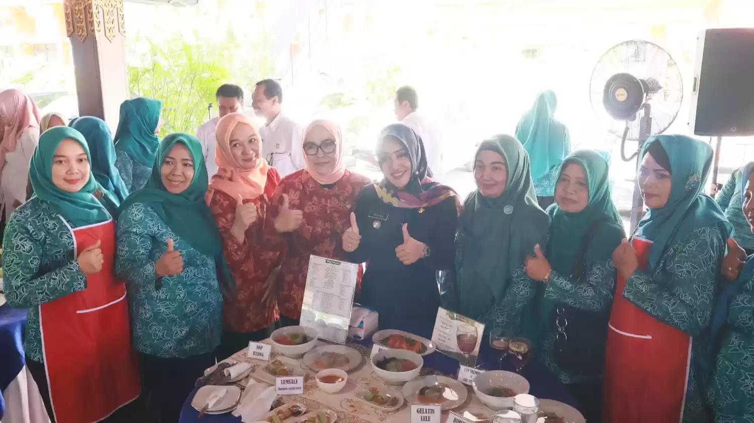 Bupati Ikfina mengunjungi salah satu kelompok lomba menu masak ikan