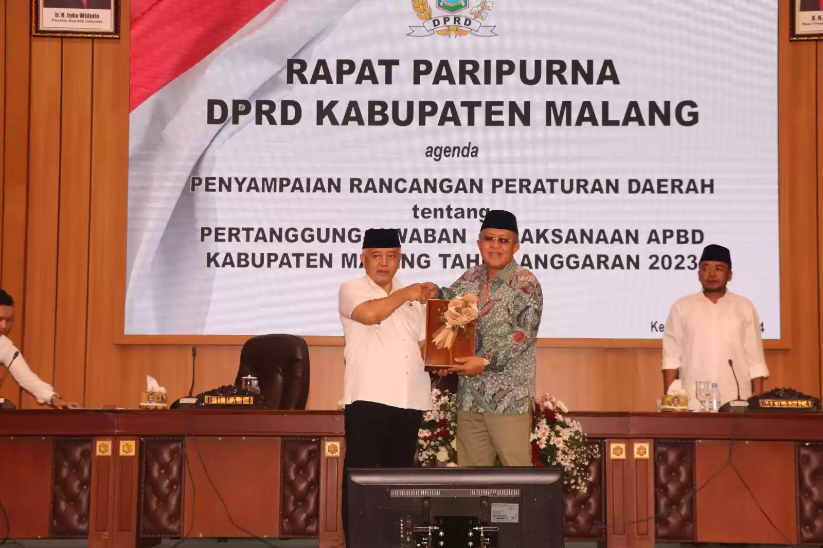 Bupati Malang Sanusi bersama anggota DPRD Kabupaten Malang. (Foto : MI/Rina Sugeng Yuliani)