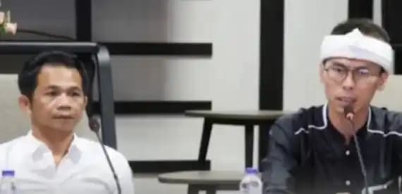 Bupati Saepul Bahri Binzein (baju Putih) dan Dirut PDAM Riana Afriadi Wangsadireja