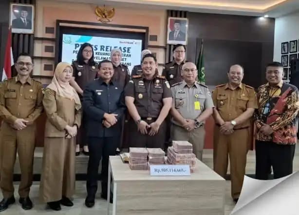 Bupati Sumedang, Dony Ahmad Munir bersama Kejari Sumedang dan jajaran