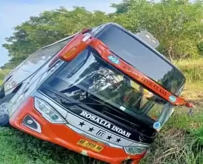 Bus Rosalia Indah Kecelakaan