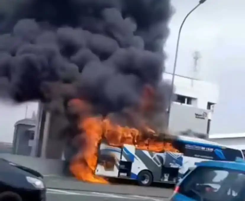 bus terbakar