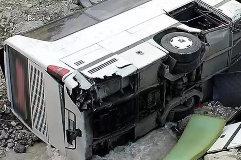 bus terguling