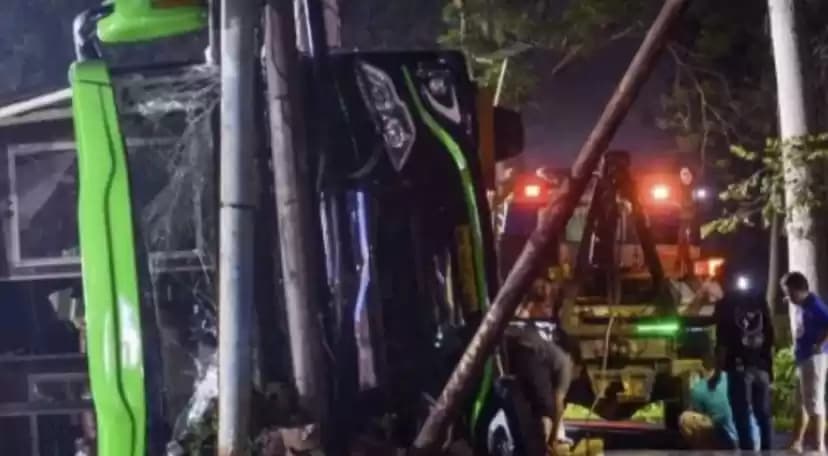 Bus yang kecelakaan di Ciater
